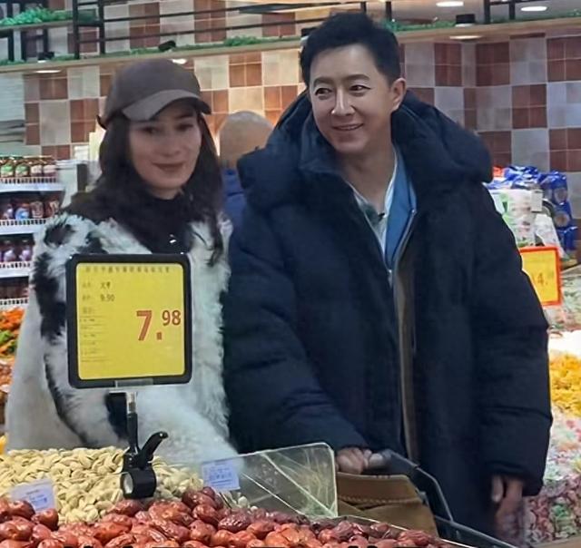 韩庚带卢靖姗回东北老家过年,逛超市买路边摊不戴口罩,超接地气