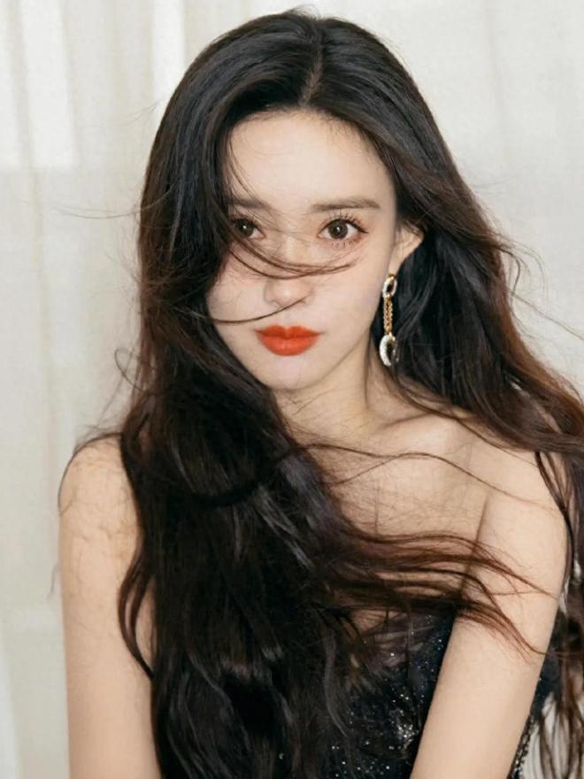 孟子义:太会了吧!故意抵住桌子大秀事业线,太懂流量了,孟姐