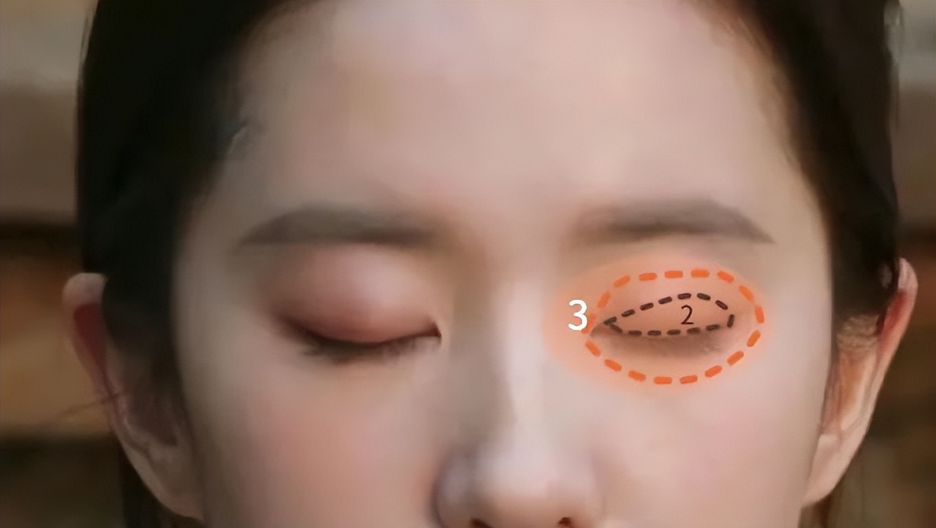 为了给奢牌站台从霸气红裙到情趣黑纱？这别又是第二个Lisa吧