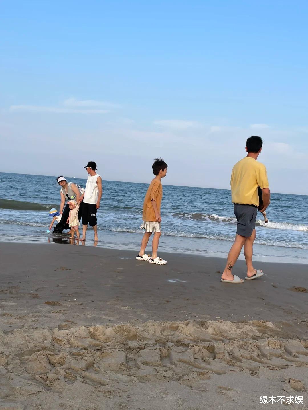 霍思燕一家阿那亚被偶遇,珍珠待遇超嗯哼,10岁嗯哼又高又瘦!