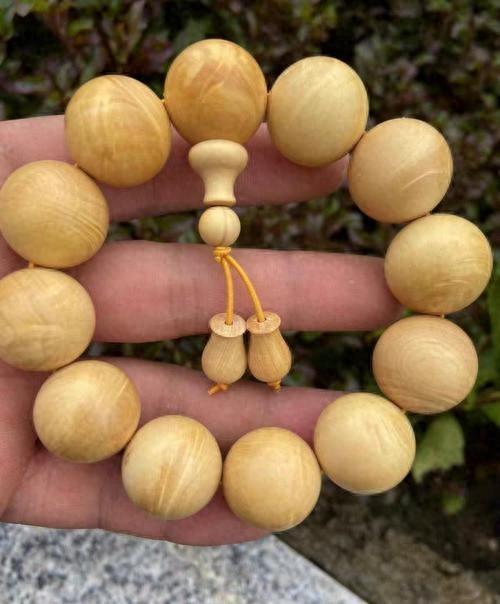 黄杨木手串如何焕发魅力?盘玩技巧与文化传承揭秘!