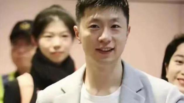 马龙访台第6天：专送拿红旗的人礼物，被吐槽衣服多，又抢了镜头