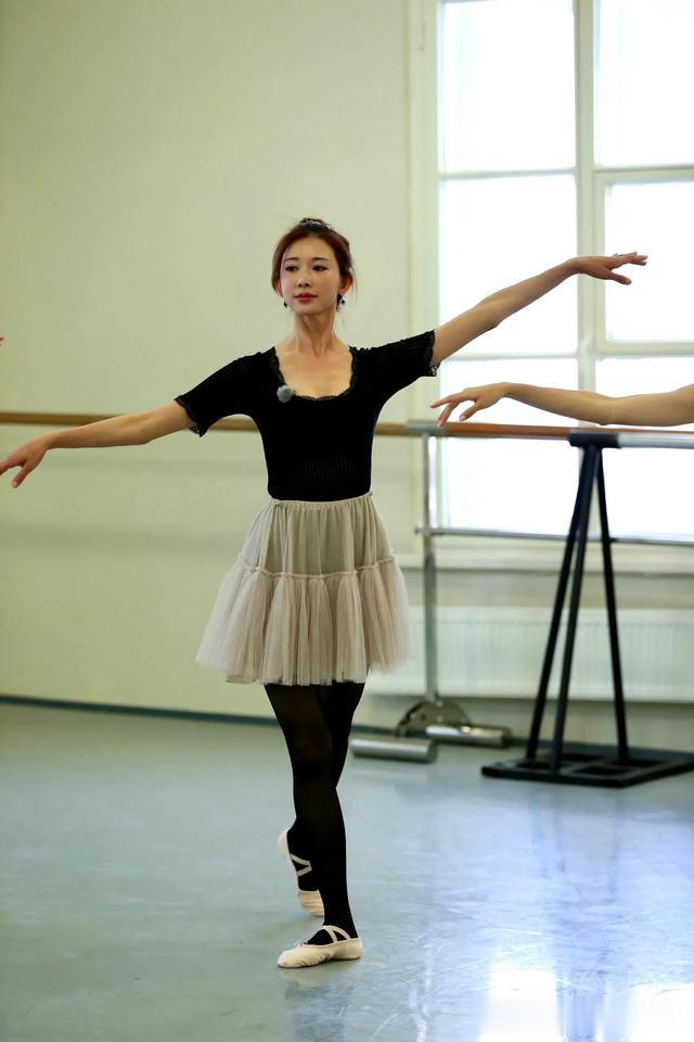 如今51岁的林志玲 不仅有颜值还有完美的身材 是个女人都羡慕吧!