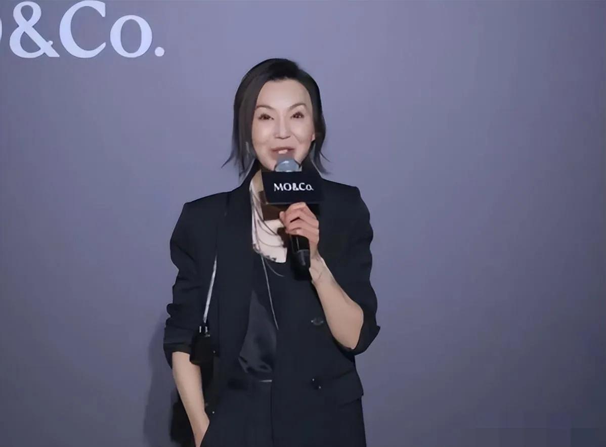 张曼玉近照，容貌大变认不出，整过头了？60岁未婚无子女逍遥一生