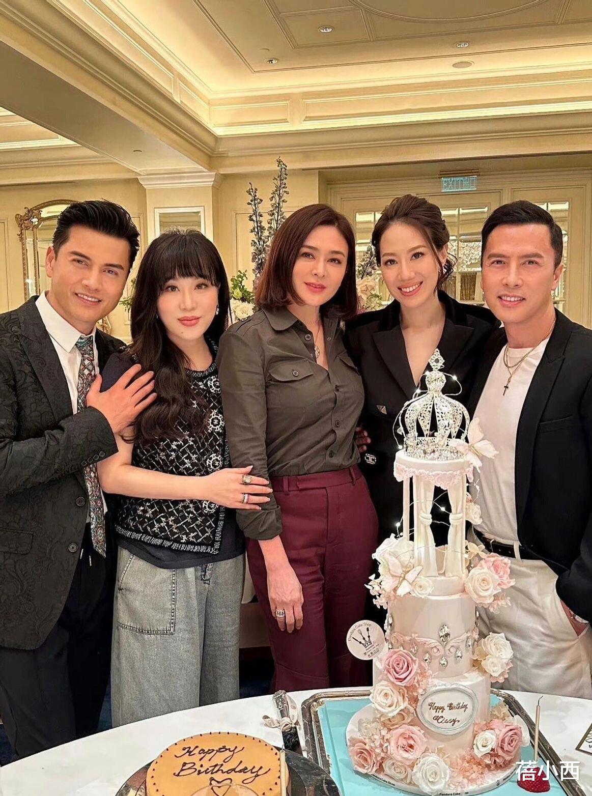 61岁关之琳与68岁吕良伟豪宅内聚餐,穿衬衫+喇叭裤,美出新高度