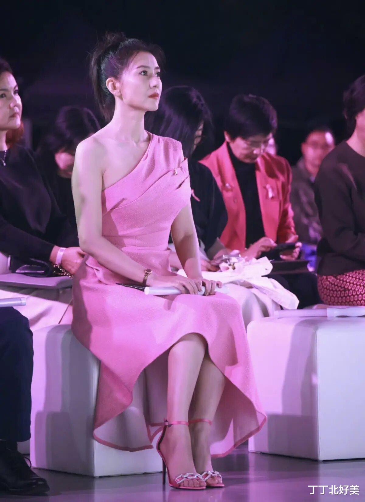 高圆圆大胆穿丝绒吊带裙，搭配微卷短发高级又惊艳，气场愈发强大