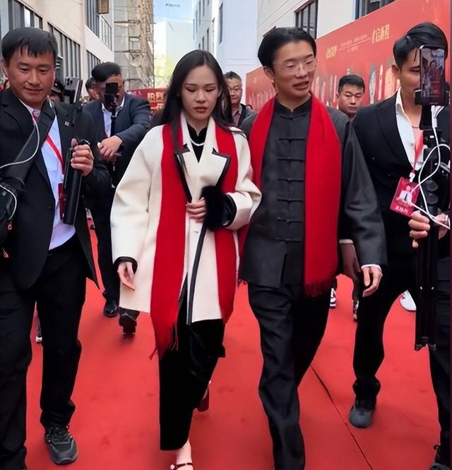 赵雅芝亲临郭有才公司开业大典，皱纹多太显老！郭有才激动到发抖