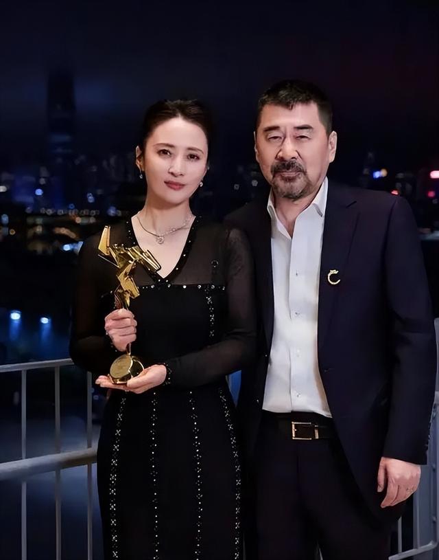 54岁陈建斌七夕国外游，休闲穿着被嘲满满老人味，蒋勤勤反被夸！