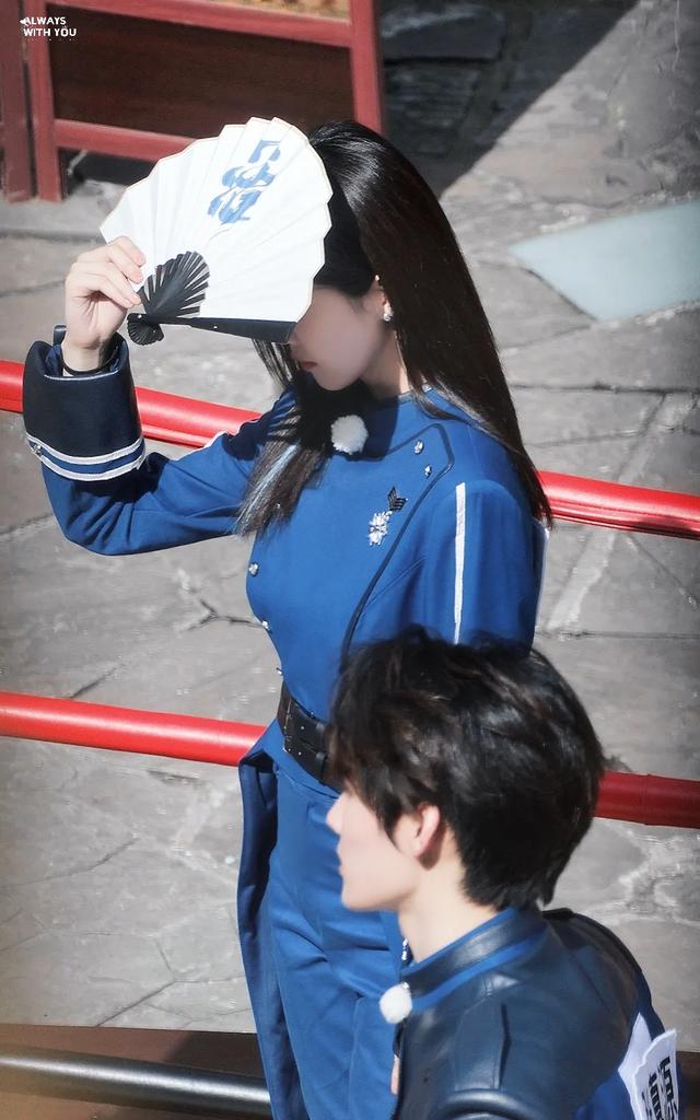 白鹿|白鹿奔跑吧路透，cos朱迪警官走路带风，眼神有杀气！