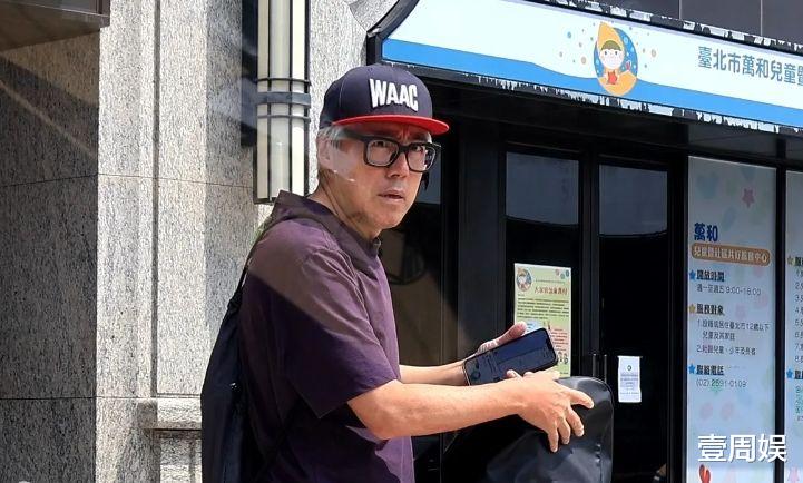 57岁张宇近照曝光，头发全白苍老许多，提着高尔夫球具在路边等车