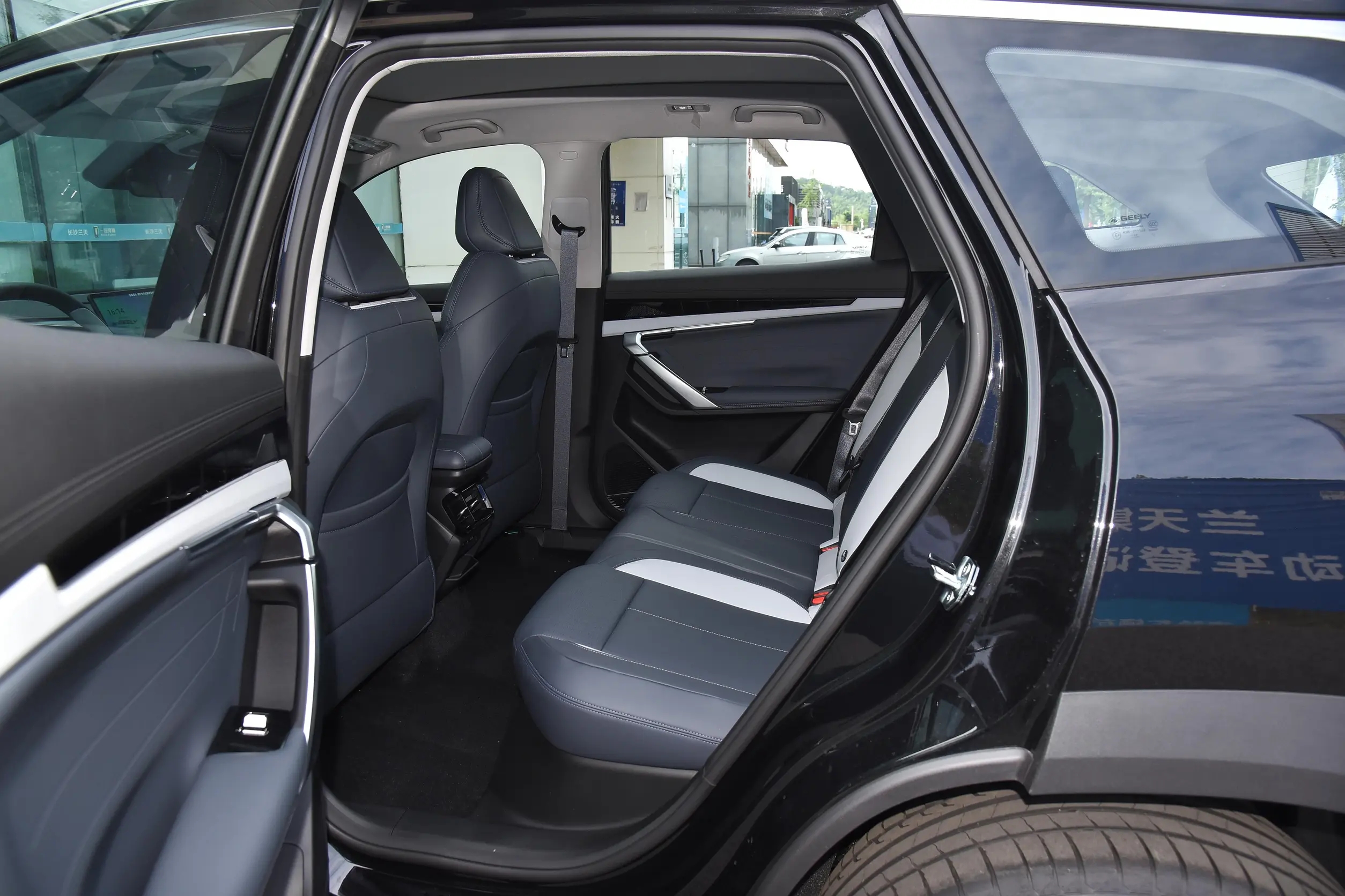 吉利造了辆“绝美SUV”，起步跌至10万多，2.0T爆218马力，真实在
