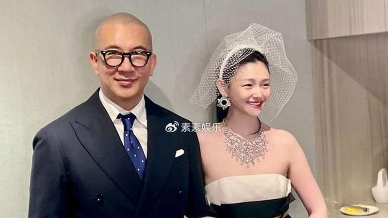 大S会吃醋吗？汪小菲晒全家福，小梅牵着玥儿的手灿笑