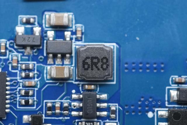 支持65W PD快充和120W小米快充，小米165W自帶線充電寶拆解