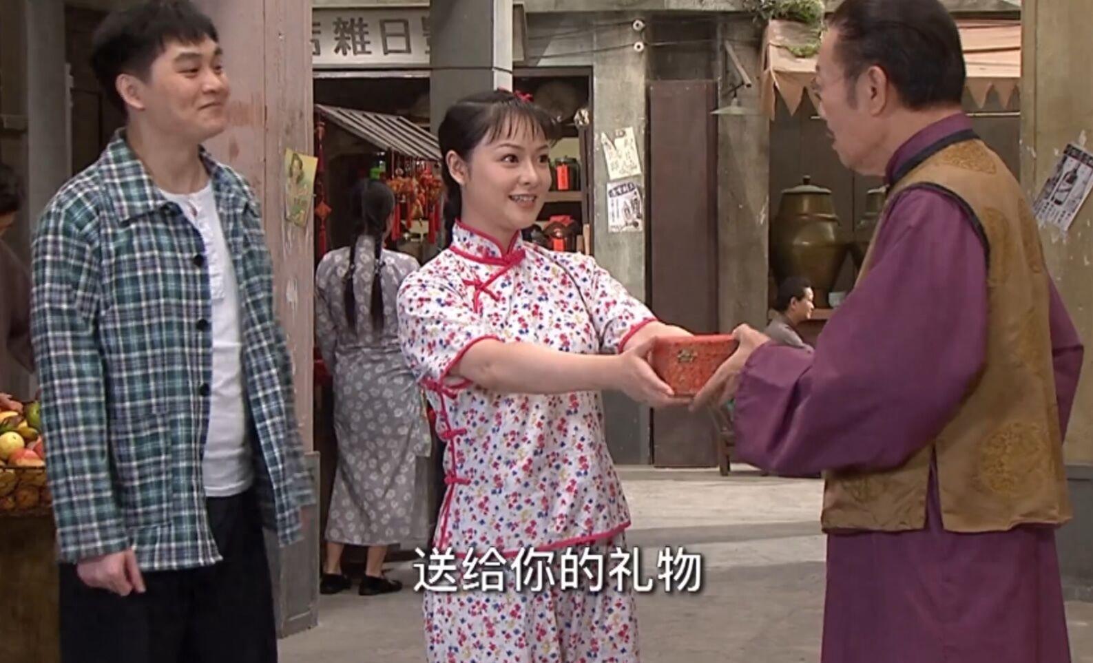 38岁的广州演员容晖,戏里和阿香相恋多年,现实中妻子另有其人