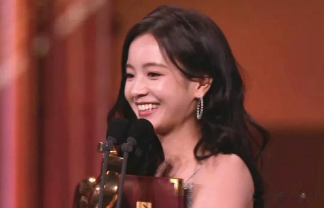 李庚希爆冷门，首位00金鸡奖影后！徐静蕾力捧，京圈公主背景被扒