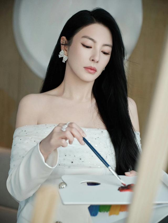 大画家张雨绮,一字抹胸裙知性优雅贵妇气质,张雨绮高清壁纸