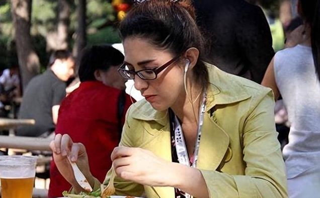 29年前，执意嫁给北京出租车司机的女明星郝莲露，现在生活怎样？