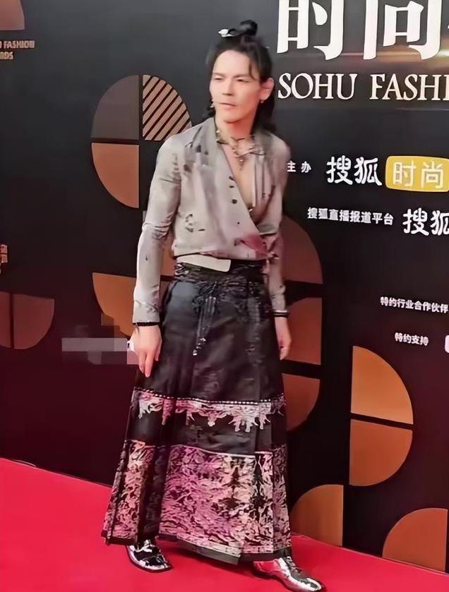 蒋欣减肥成功!走红毯瘦成竹竿锁骨尽显,把同龄的张雨绮秒成渣