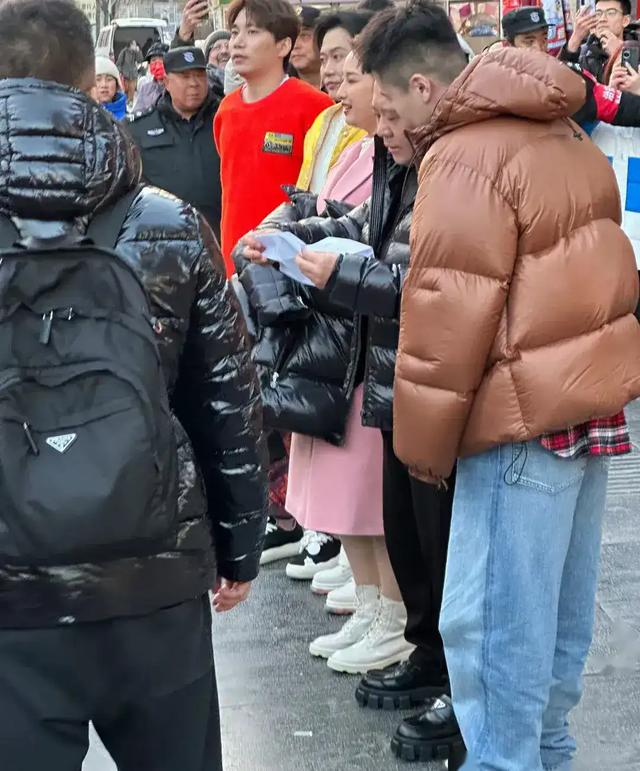 郭德纲现身天津古文化街录节目,穿十公分厚跟鞋,衬托高大威猛