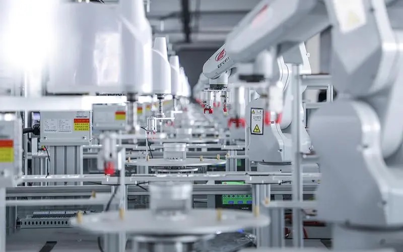 英特尔生死时速:美企沉默震耳欲聋,谁在挑战芯片巨头的霸主地位?