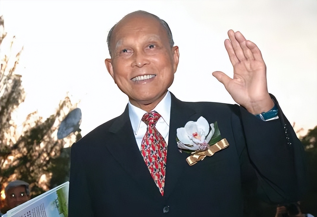 霍震霆和仨儿子现身内地,启刚给弟弟拍照,郭晶晶身份特殊最受宠