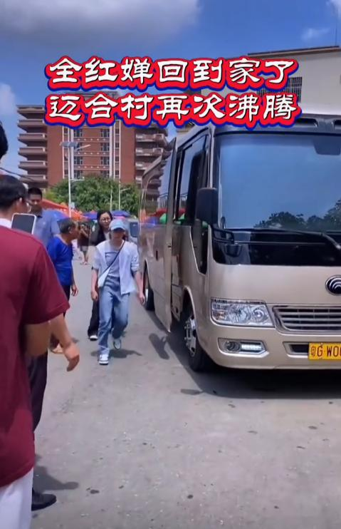 同样是冠军返乡,看到陈芋汐与全红婵的待遇后,明白陈若琳没说错