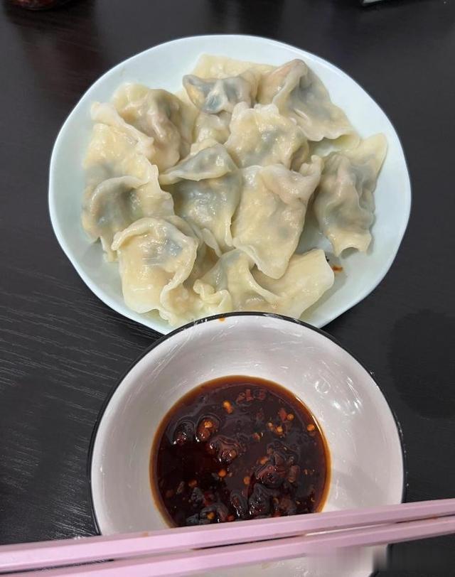 头伏吃饺子，白菜芹菜靠边站，这个馅最好，清热下火全家都爱吃