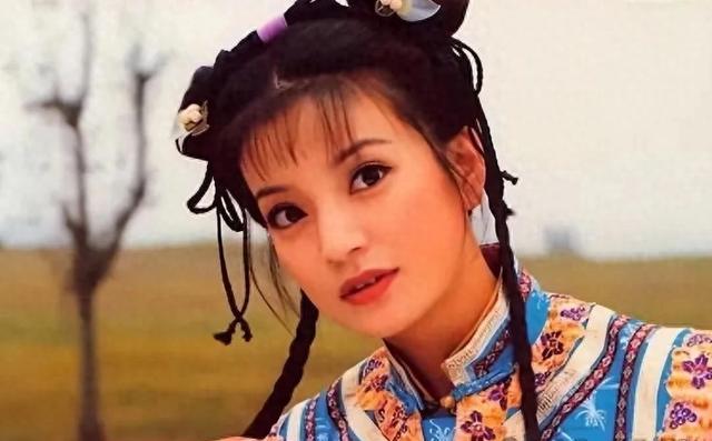 49岁的赵薇，眼袋肥大面如枯槁，一手好牌打稀烂，如今她后悔了吗