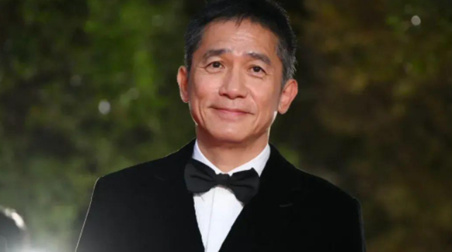 东京这一夜,殷桃的深V,辛芷蕾的透视,都输给了何超琼的贵气