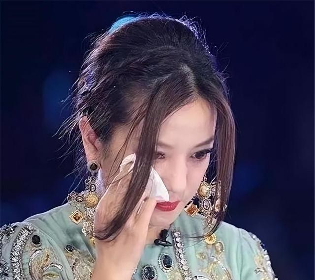 48岁赵薇近况:身形变化像大妈,哥哥离婚了,父亲和公公相继去世