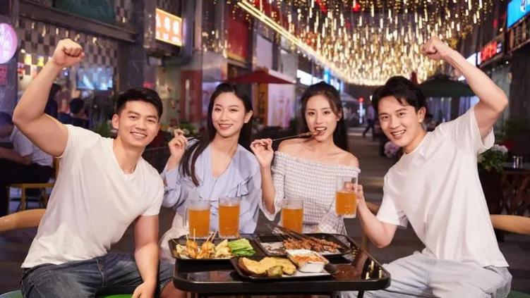 同事找我拿500元买夜宵，凌晨2点给我发消息，看到手机我傻在原地