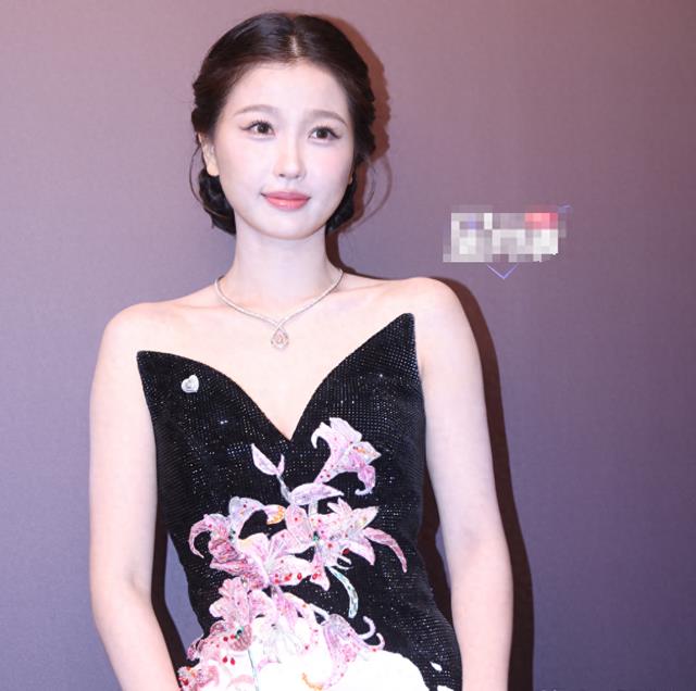 北京这几夜，蜂窝脸的秦昊，大妈脸的虞书欣，治好了我的容貌焦虑