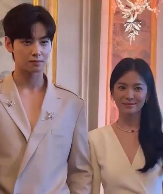 高圆圆淡定自若,没获主办方照顾也努力社交,也不嫉妒宋慧乔