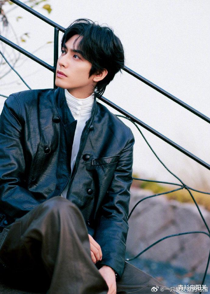 鞠婧祎《千香》路透,轻松hold住荧光色服饰,眼妆依旧一成不变