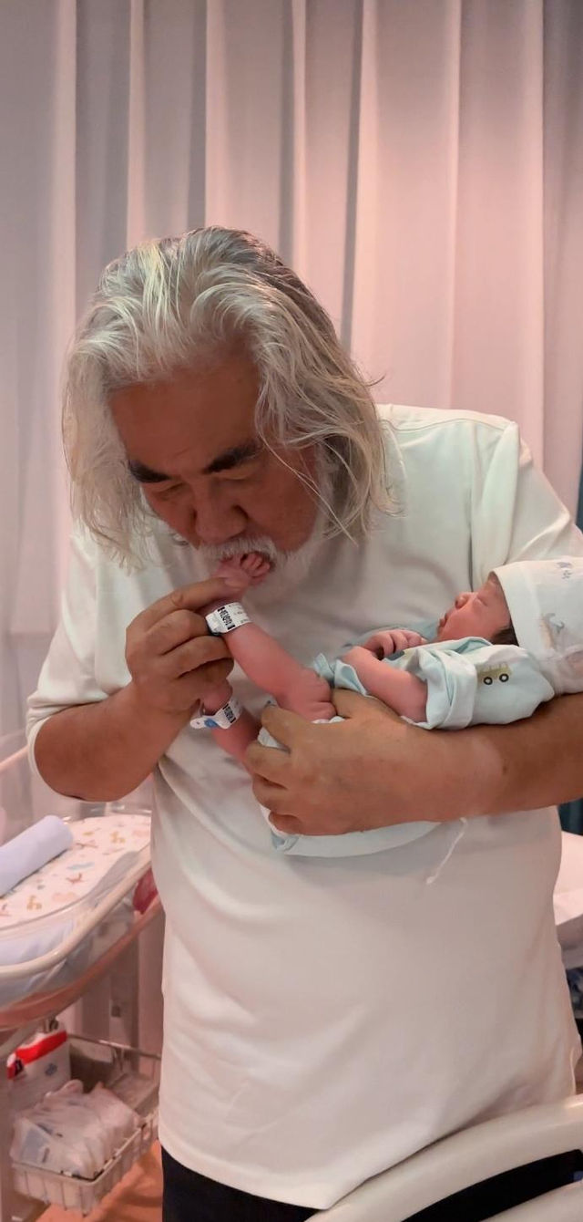 张纪中官宣妻子杜星霖四胎生女!重达6.96斤!吃人均600元的美食