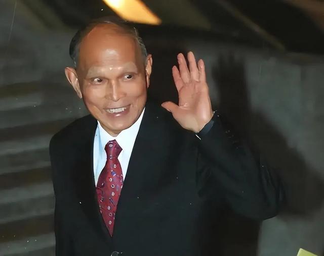 霍英东二太太罕见现身:86岁了依然健步如飞,曾离异带娃嫁入霍家