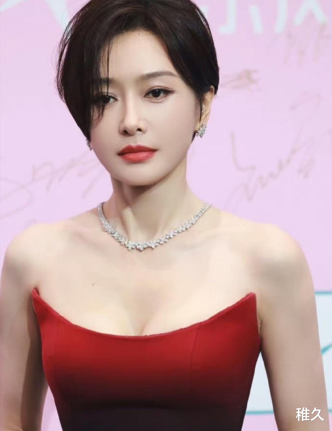 秦岚爱奇艺尖叫之夜惊艳亮相,港风女神身材超赞,年龄成谜!嗓子引关注