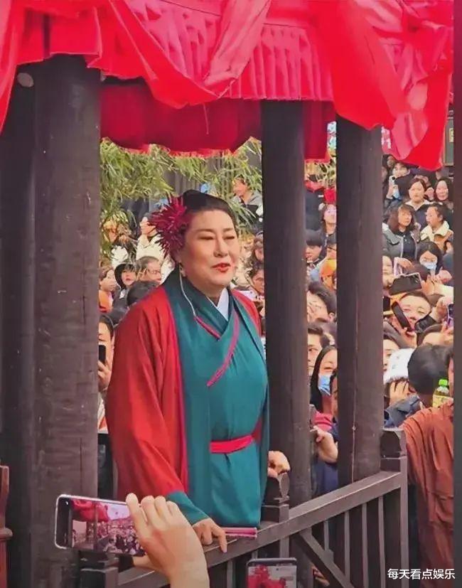 王婆“接班人”竟是变性人！豫剧名家爱讲荤段子，上岗第一天备受好评