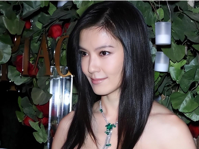 她是娱乐圈“最渣”的女演员，无缝衔接17个男人，49岁仍身材火辣