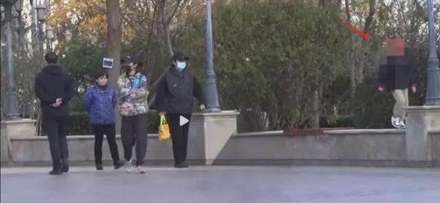 42岁姚笛回国后首现身，带儿子出门游玩引热议，网友：文章亏大了