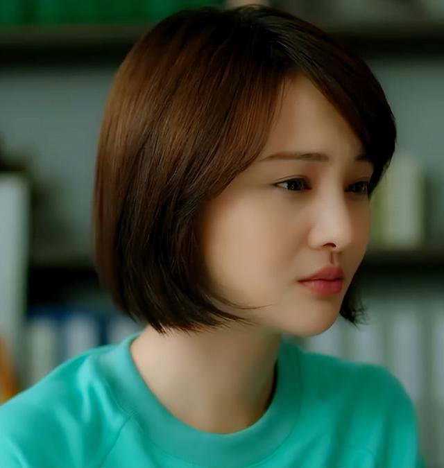 33岁郑爽:曝代孕后滞留美国,弃养孩子,如今发际线上移形象不再