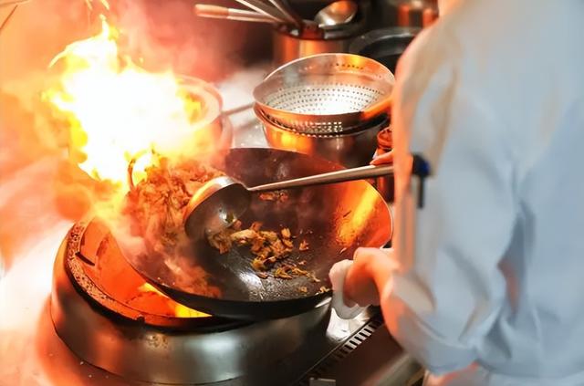 为何欧美人都不炒菜，只有中国有？美国教授：中国活在原始时代！