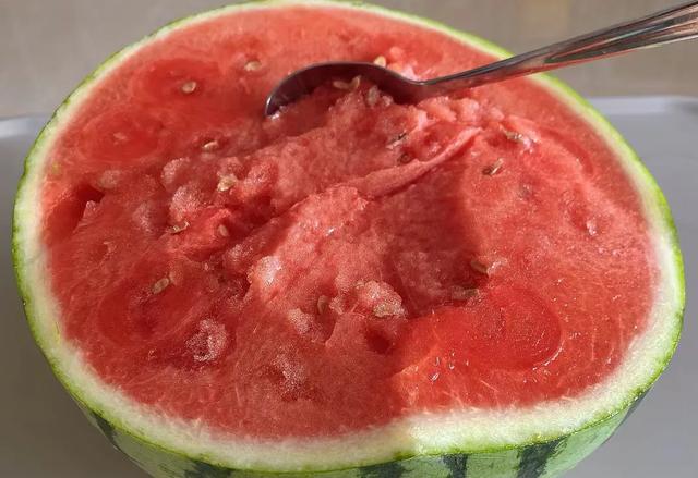 吃不完的西瓜,可以不用放冰箱!教你一个好办法,过夜后依然好吃