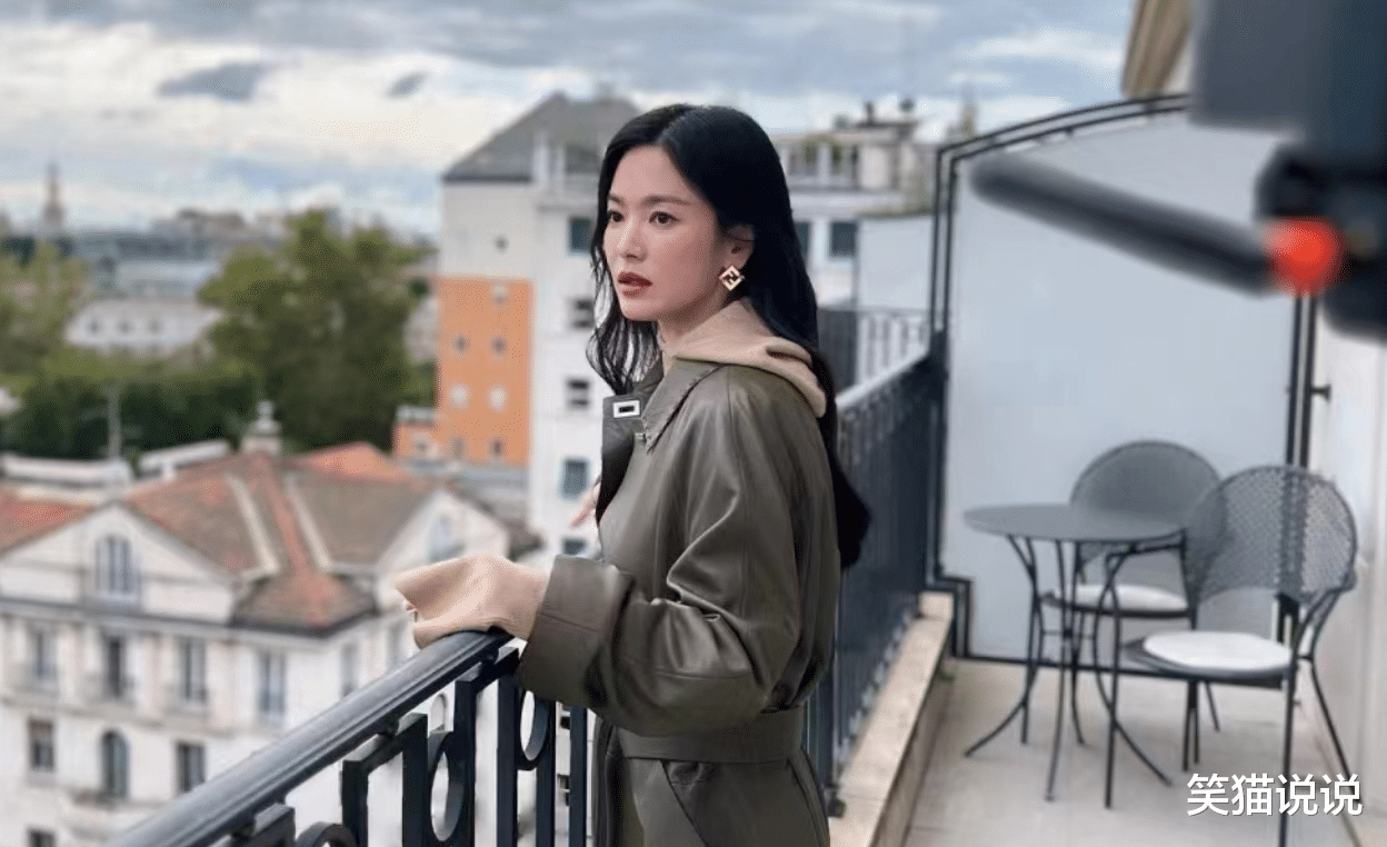 宋慧乔与好友相聚,夹克衫牛仔裤好休闲,下蹲拍照好可爱!