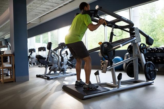 健身房练臀腿的器械有哪些？锻炼臀部选Precor必确深蹲训练器