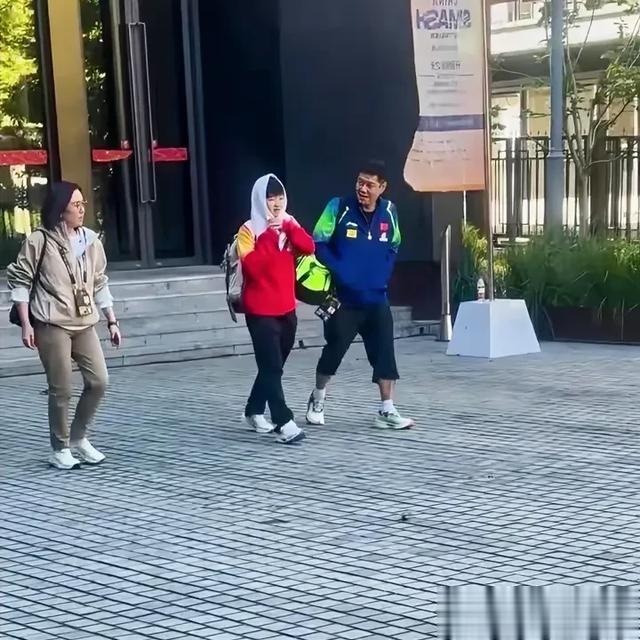 笑死了！孙颖莎把毛巾盖在头上，一旁的Coco教练笑的合不拢嘴