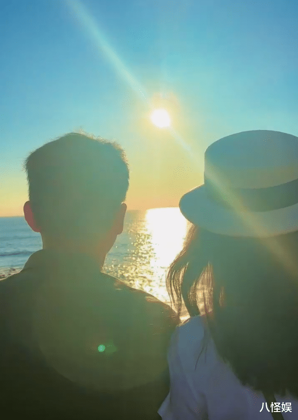 “曼娘”李依晓官宣恋情，与男友美国度假，男方很帅俩人超般配