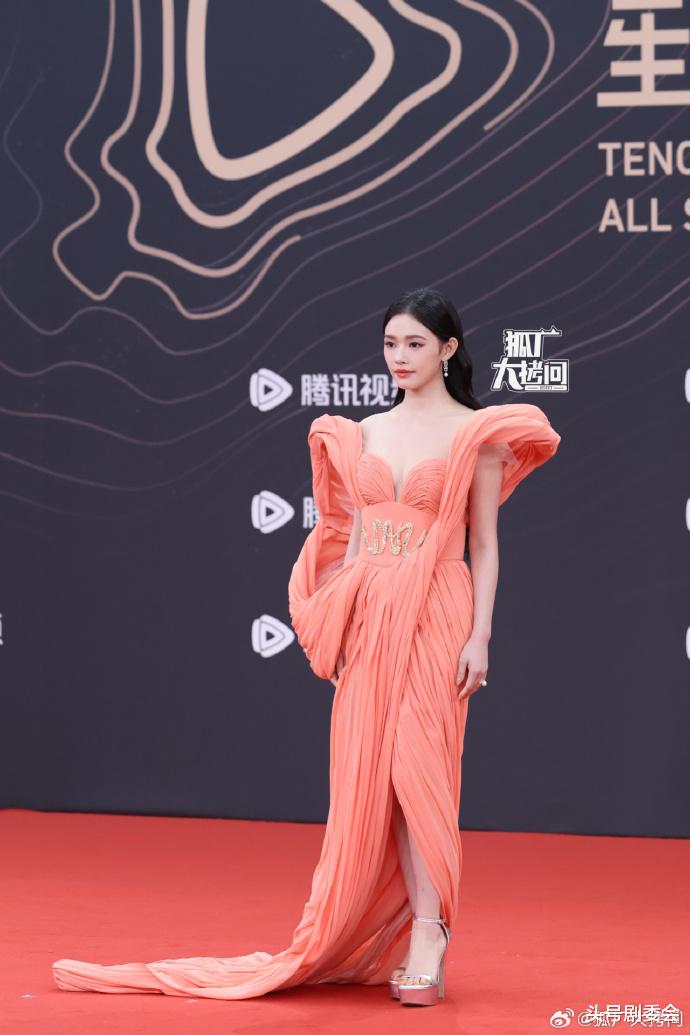 这一夜，唐嫣甜美，孟子义明艳，都不如压轴的赵丽颖，女王归来