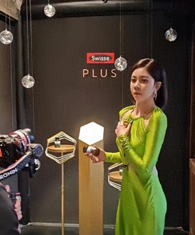 宋妍霏不够大方啊，都穿了，又没有开口很大，有啥好遮遮掩掩的。