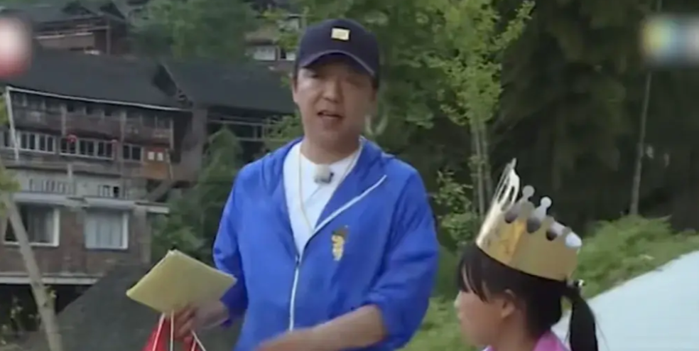 看到山区女孩被奶奶扇了一巴掌后,黄渤直接放弃了资助她的想法